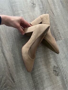 H&M Size 7 Classic Women's Pointed Toe Block Heel Pumps in Beige